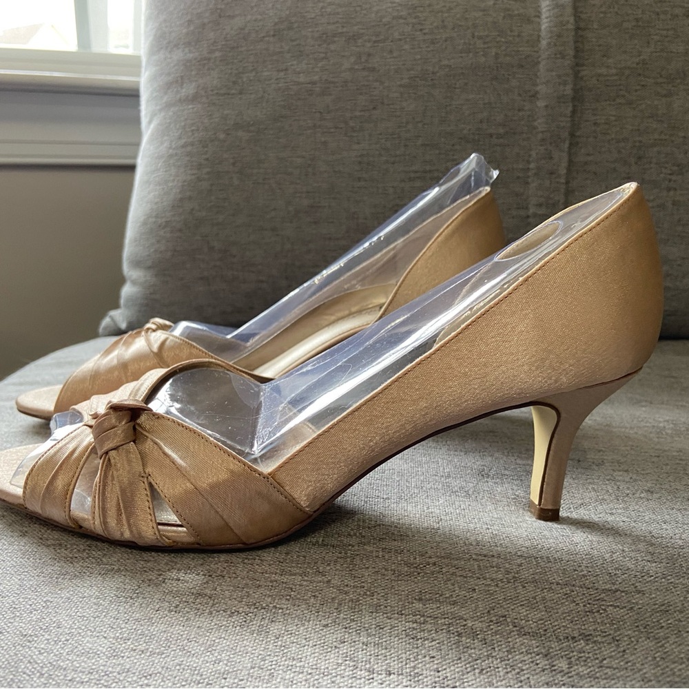 Bouquets 8.5 women’s shoes, never worn, Sand Royal Satin color.